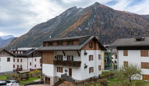 Three-Bedroom Apartment with Mountain View