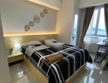 One-Bedroom Apartment with Balcony and Sea View