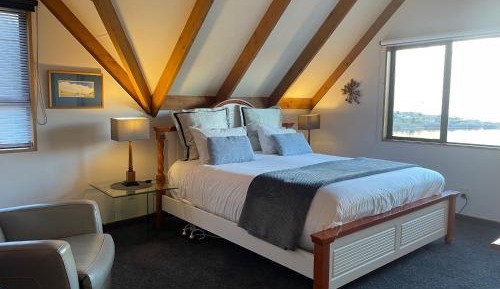 King Room with Mountain View and En Suite 