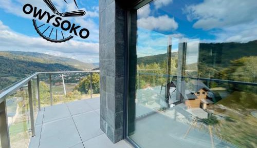 Three-Bedroom Apartment with Mountain View