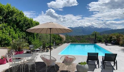 Apartment with Mountain View