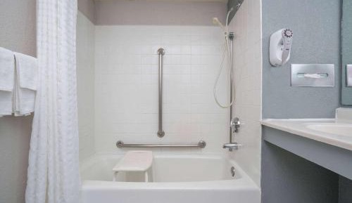 Queen Room - Disability Access/Non-Smoking