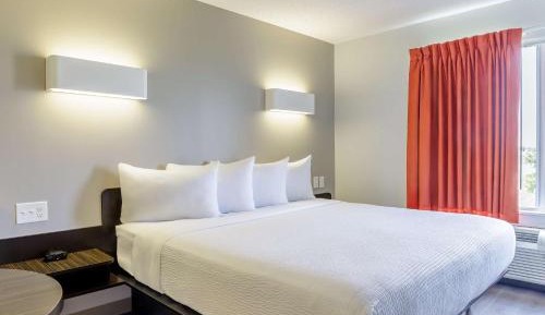 Deluxe King Room - Non-Smoking