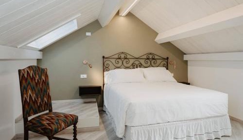 Deluxe One-Bedroom Apartment