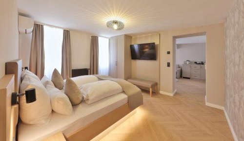 Deluxe King Suite