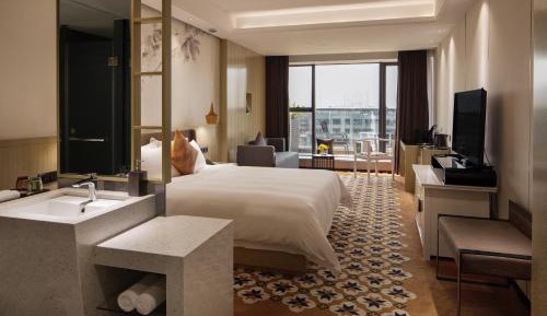 Deluxe Queen Room