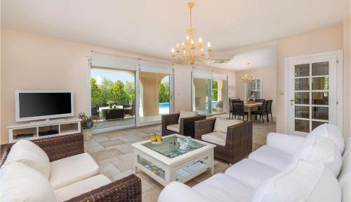 Seven-Bedroom Holiday Home