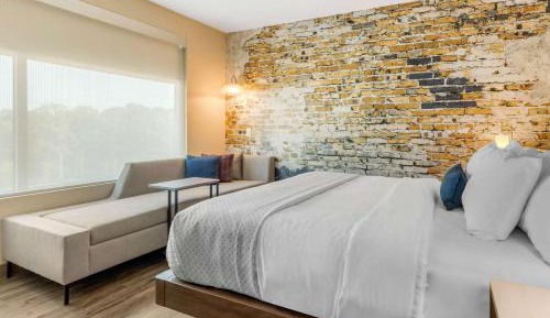 King Room with Roll-In Shower - Accessible/Non-Smoking