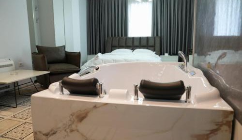 Deluxe King Suite