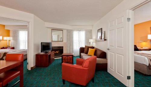 Two-Bedroom Suite with Roll-in Shower - Mobility and Hearing Accessible