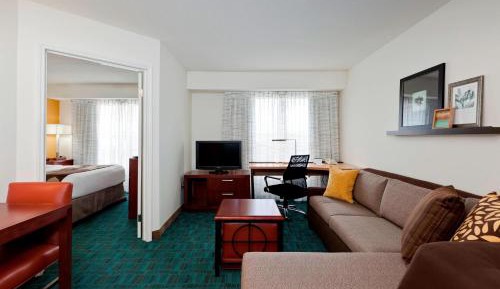 One-Bedroom Queen Suite with Sofa Bed and Adapted Tub - Mobility and Hearing Accessible
