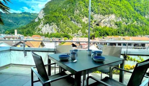 Apartment with Mountain View