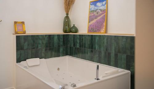 Queen Room with Spa Bath
