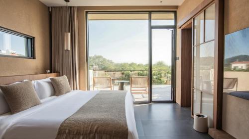 Mountain View-Terrace King Room