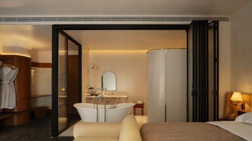 Queen Room with Spa Bath