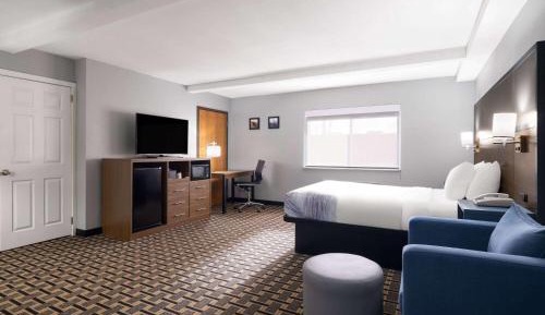 Queen Room with Roll-In Shower - Mobility/Hearing Accessible - Non-Smoking