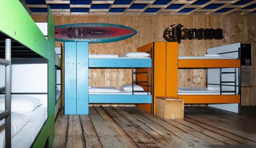 8-Person Studio with Beach Theme