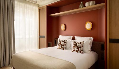 Deluxe One-Bedroom Apartment