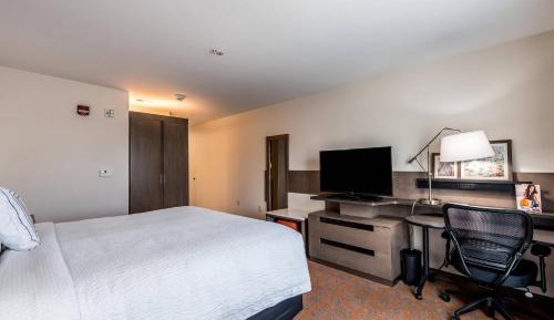 King Room with Adapted Tub - Mobility and Hearing Accessible