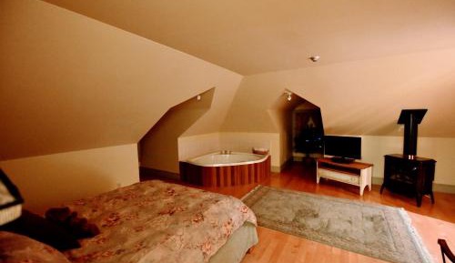Queen Suite with Spa Bath