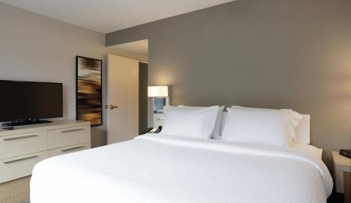 King Room with Adapted Tub - Mobility Accessible