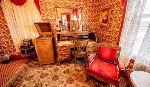 Deluxe Queen Suite