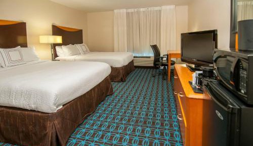 Queen Room with Two Queen Beds and Adapted Tub - Mobility Accessible