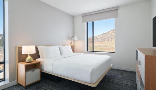 1 Bedroom Suite, 1 King, Sofa bed, Mountain view (Mobility &amp; Hearing Accessible w/ Tub)