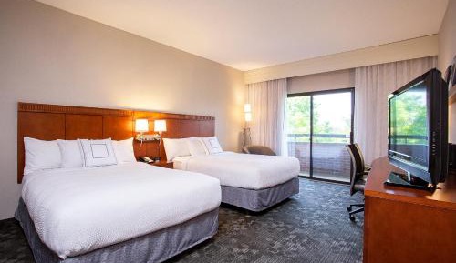 Double Room with Two Double Beds - Mobility and Hearing Accessible with Tub