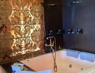 Deluxe Suite with Lake View and Hot Tub