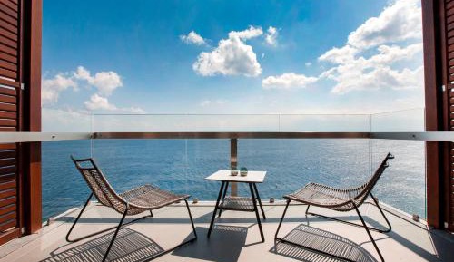Deep Blue Bungalow Suite, Waterfront 
