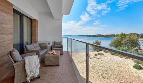 One-Bedroom Apartment with Lake View
