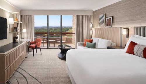 Superior King Suite with Mountain View - Roll in Shower Accessible