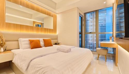 Deluxe One-Bedroom Apartment with City View