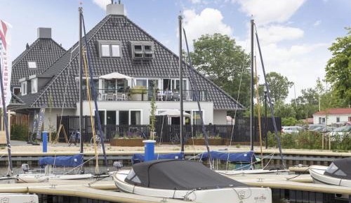 Four-Bedroom Apartment with Lake View