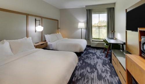 Queen Room with Two Queen Beds and Adapted Tub - Mobility Accessible