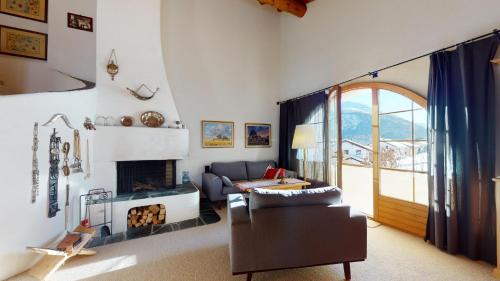 Apartment with Mountain View