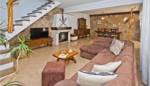 Three-Bedroom Holiday Home 