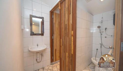 8-Bed Mixed Dormitory Room