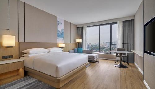 Deluxe Corner King Room with City View