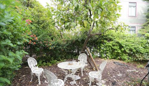 One-Bedroom Apartment with Garden