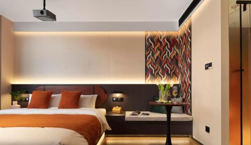 Projection Queen Room 