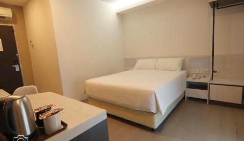 Deluxe Queen Room