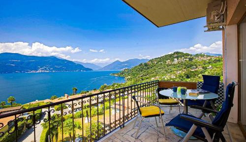 Apartment mit Balkon