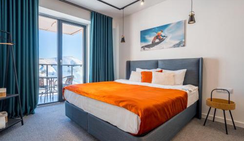 Apartment with Mountain View