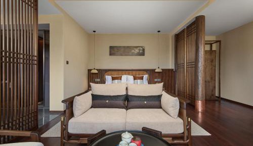 Snowy Mountain View King Room