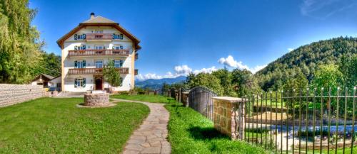 One-Bedroom Apartment with Balcony (2-4 Adults)
