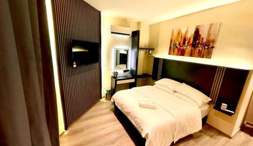 Deluxe Queen Room