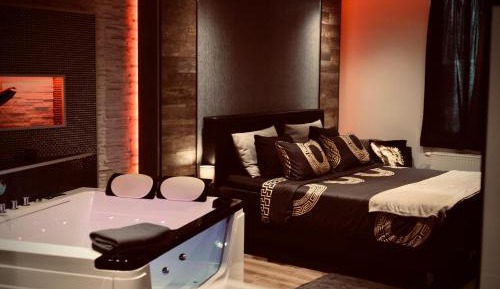 Suite with Hot Tub