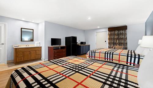 Queen Room with Two Queen Beds - Non-Smoking